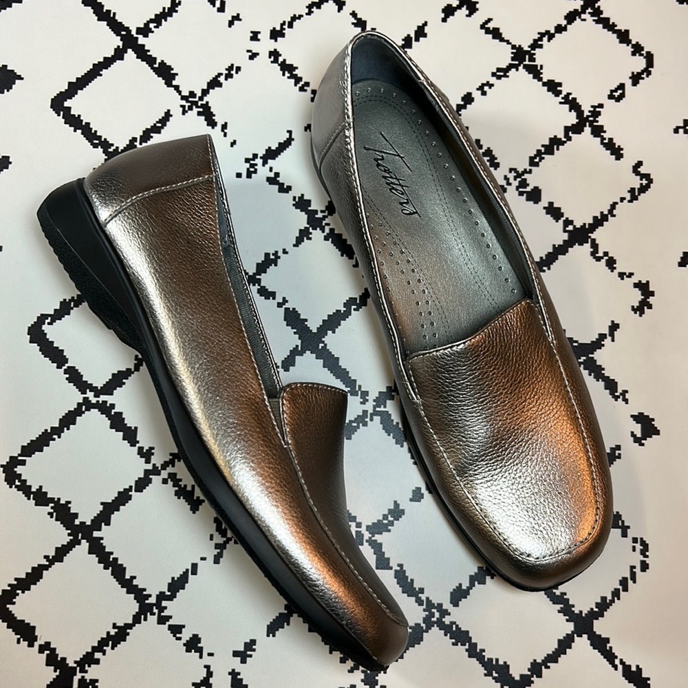 Trotters Metallic Pewter Loafers